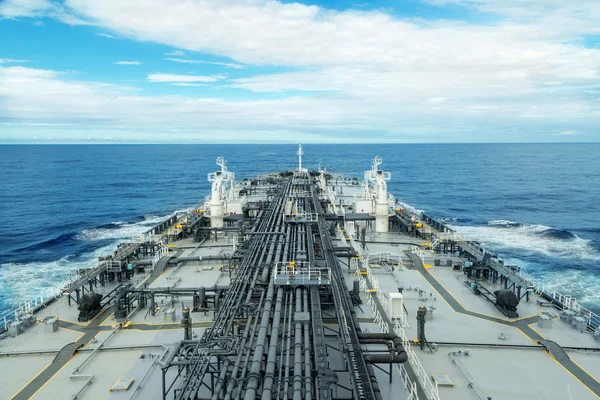 Deck de petroleiro cinza e branco em mar azul — Fotografia de Stock