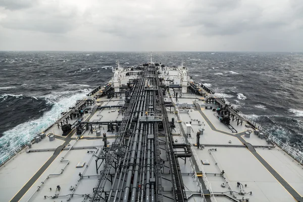 Navio petroleiro em andamento no oceano durante tempestade . — Fotografia de Stock