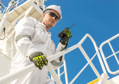 Avrupa adam beyaz iş giysisi ve Vhf kask