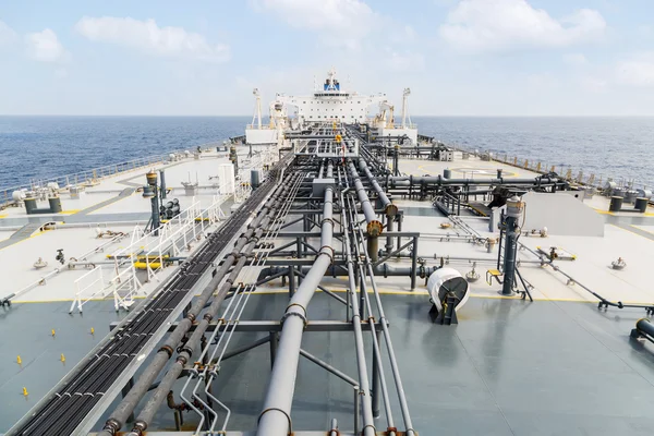 Dek van de tanker - uitzicht vanaf voormast — Stockfoto