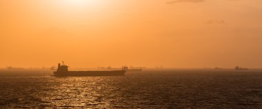 Anchorage Fujayrah günbatımı sırasında.