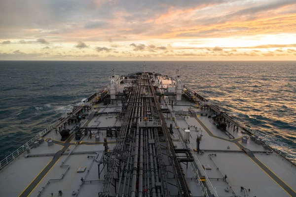 Bird-eye perspectief van olietanker tijdens zonsondergang. — Stockfoto