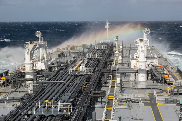 Oljetankern däck under storm med regnbåge — Stockfoto