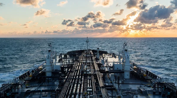 Sunset seascape com convés de petroleiro — Fotografia de Stock