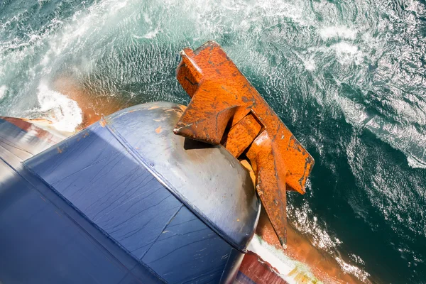 Rusty anchor of a cargo ship — Stock Photo, Image