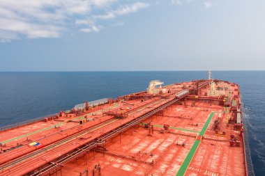 Ham petrol taşıyıcıları kırmızı boru hattı ile güverte. Olağandışı perspektif.