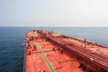 Petrol taşıyıcıları desteyle açık gökyüzü altında boru hattı.