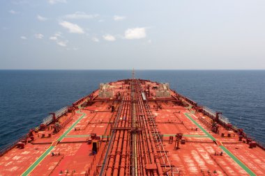 Petrol tankeri güverte mavi güneşli gökyüzü altında. Maymun güverteden görüntülemek.