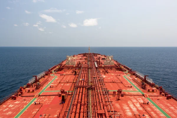 Petrol tankeri güverte mavi güneşli gökyüzü altında. Maymun güverteden görüntülemek.