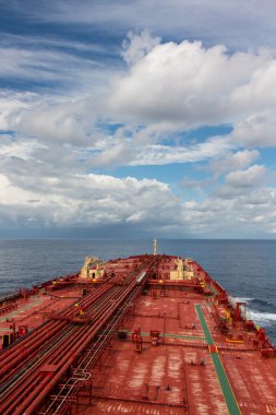 Petrol gemisi gemi mavi bulutlu gökyüzü altında deste.