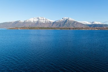 Dağlar ve Norveç'te Mavi Göl.