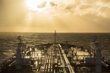 Gün batımı sırasında tanker yay