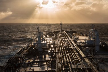 Petrol tankeri güverte güneşe doğru devam