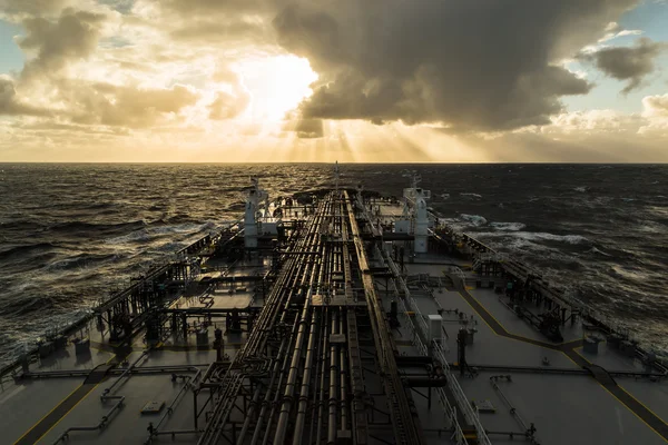 Нефтяная танкерная площадка под небом Стоковое Изображение