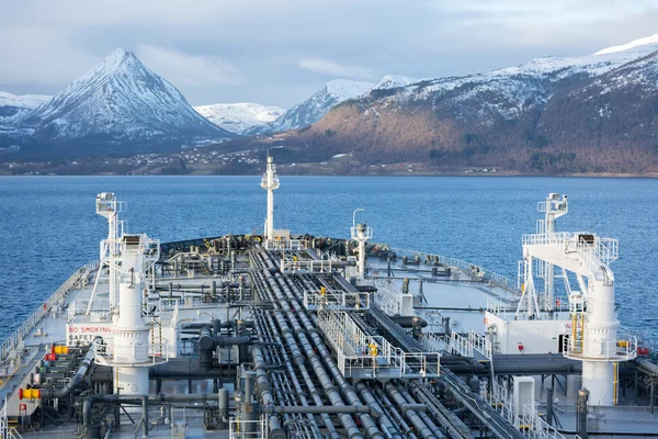 Нефтяной танкер против горы Норвегия Лицензионные Стоковые Фото