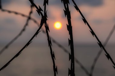 Ustura günbatımı gökyüzü üzerinde arka plan bulanık