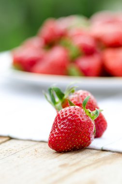 Arka plan üzerinde çilek plaka ile büyük çilek portre