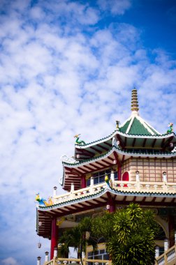 Mavi gökyüzü güzel Çinli Tapınağı 