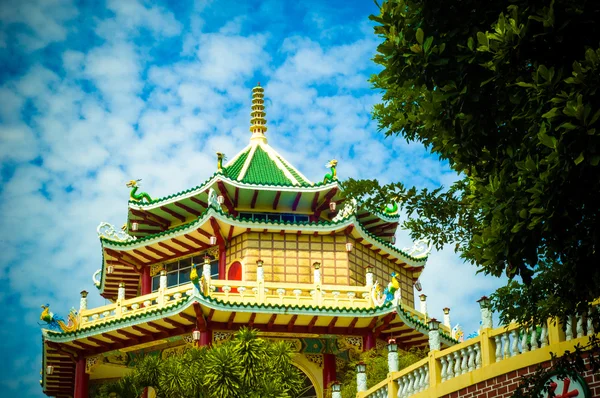 Belo templo chinês no céu azul — Fotografia de Stock