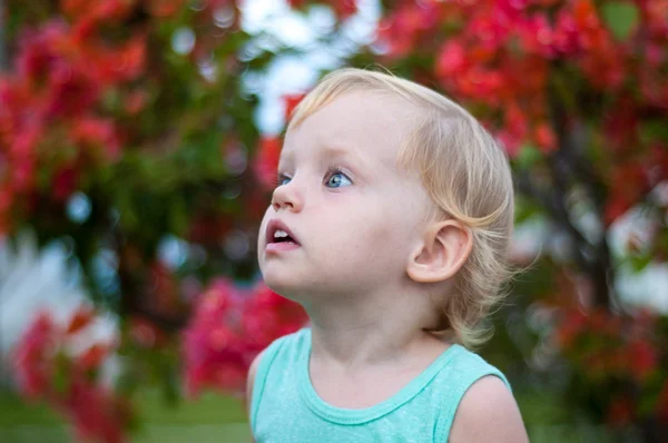 Astonished baby — Stock Photo, Image