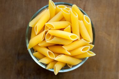 küçük bir kapta penne yığını