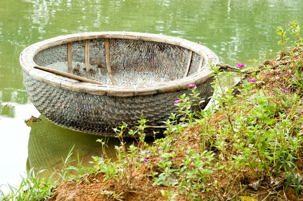 Bateau rond vietnamien en eau verte — Photo