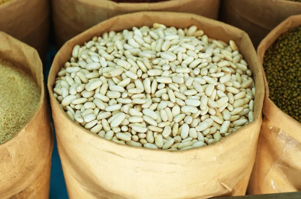 Grains à vendre au marché — Photo