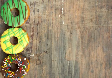 ahşap arka plan üzerinde parlak çörek