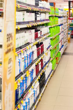 süpermarket raflarında şampuan ve welness ürünleri ile 