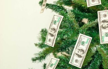 Noel ağacı dolar notları ile dekore edilmiştir.