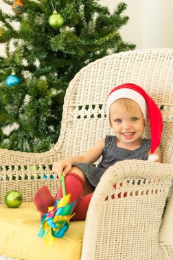 Küçük kız Noel ağacının yanında poz 