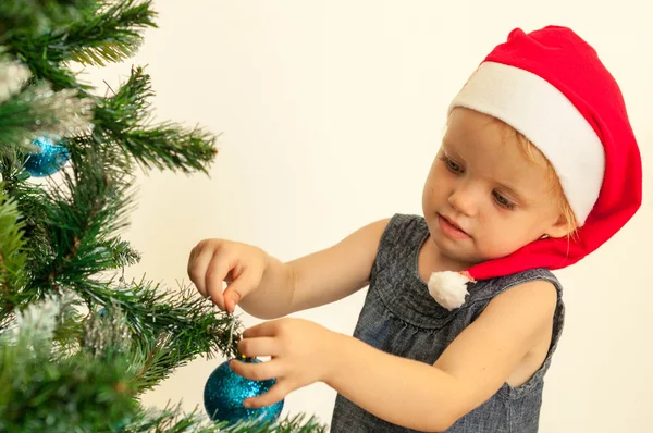 Little girl decorating the christmas tree — Stock Photo, Image