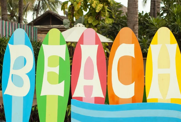 Dopisy pláž na světlé desek — Stock fotografie