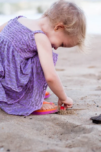 Little girl playing on the beach — Stock Photo, Image