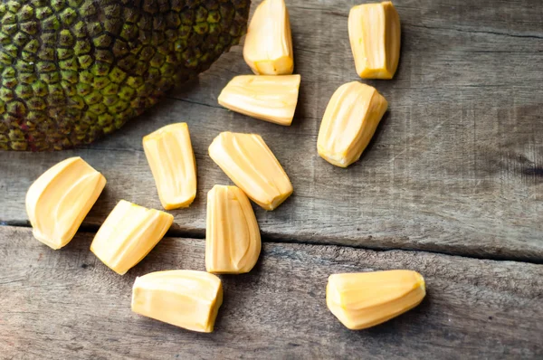 밝은 노란색 pieses jackfruit 나무 배경에의 — 스톡 사진