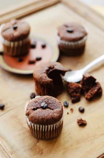 Schokoladen-Cupcakes mit Kaffeebohnen — Stockfoto