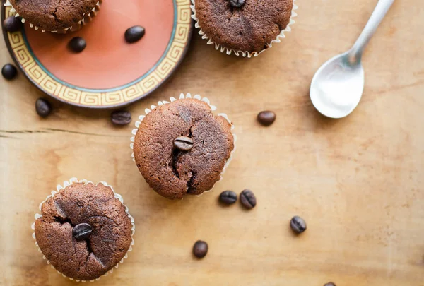 Chocolade cupcakes met koffiebonen — Stockfoto