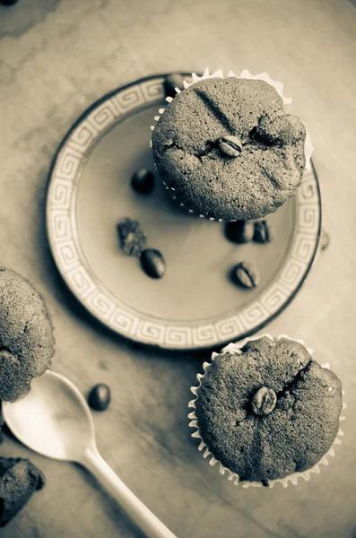 コーヒー豆とチョコレート カップ ケーキ — ストック写真