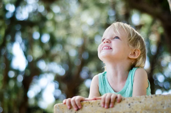 Adorable toddler girl looking up above the camera shallow focus — Stock Photo, Image