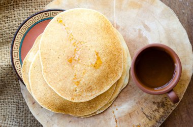 Çay ile birkaç sarı krep