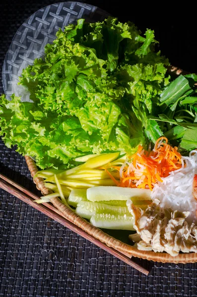 Prato de palha com ingredientes para rolos de mola vietnamitas — Fotografia de Stock