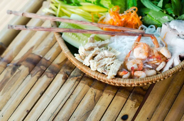 Prato de palha com ingredientes para rolos de mola vietnamitas — Fotografia de Stock