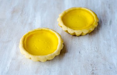 Beyaz arka plan üzerinde mango ile Fransız tart