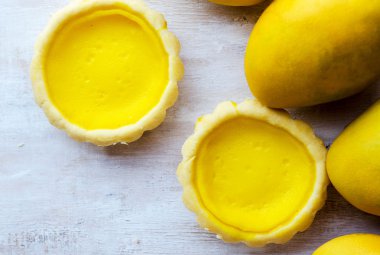 Beyaz arka plan üzerinde mango ile Fransız tart