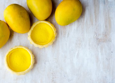 Beyaz arka plan üzerinde mango ile Fransız tart