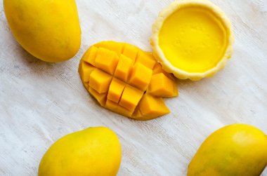 Beyaz arka plan üzerinde mango ile Fransız tart