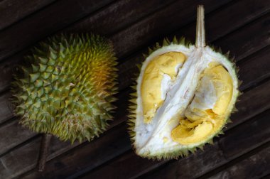 Durian taze sarı meyve ahşap arka plan üzerinde