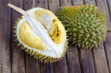 Durian taze sarı meyve ahşap arka plan üzerinde