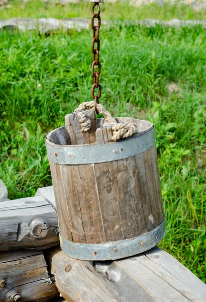 古い木造木造もバケツを水します。 — ストック写真