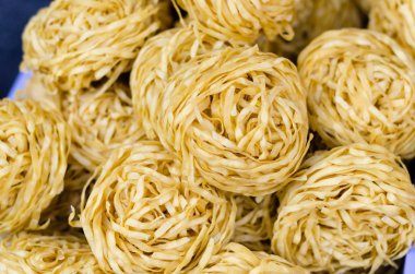 Sarı makarna yuva üzerinde Asya pazar yeri